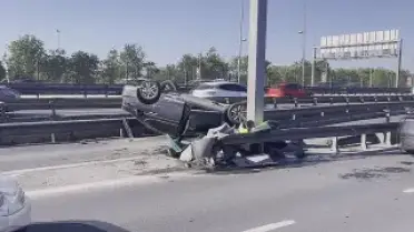 Küçükçekmece'de Trafiği Etkileyen Kaza: Otomobil Takla Attı