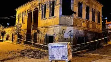 Manisa'da Tarihi Bina Çöktü, Park Halindeki Araç Hasar Gördü