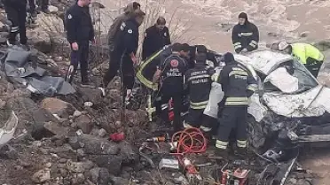 Otomobil Dereye Yuvarlandı: 2 Kişi Hayatını Kaybetti, 1 Kişi Yaralandı