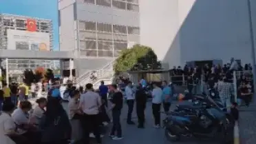 Pendik'te Alışveriş Merkezinde Yangın: Tahliye Edildi