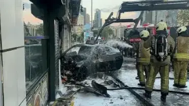 Şişli'de Otomobil İş Yerine Girdi: 2 Yaralı