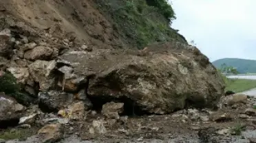 Tokat-Çat kara yolu heyelan nedeniyle ulaşıma kapandı
