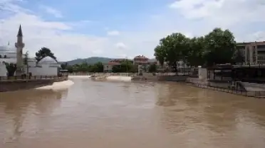 Tokat'ın Turhal İlçesinde Yeşilırmak Taşkın Riski Nedeniyle Tahliyeler Başladı, Eğitime Ara Verildi