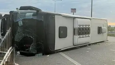 Yolcu Otobüsü Kontrolden Çıkarak Devrildi: 25 Yaralı