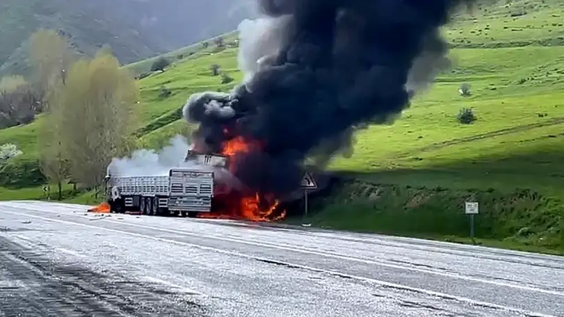 Bitlis'te 2 TIR kafa kafaya çarpıştı: 2 sürücü hayatını kaybetti