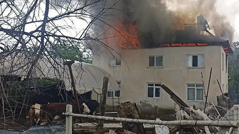 Burdur'da Sabah Anahtarı Üzerinde Bırakılan Takside Gözaltına Alınan Şahıs, Ailesinin Evini Ateşe Verdi