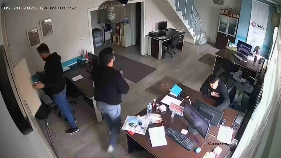 Kayseri'de Hissedilen 5.6 Büyüklüğündeki Deprem Güvenlik Kamerasına Yansıdı