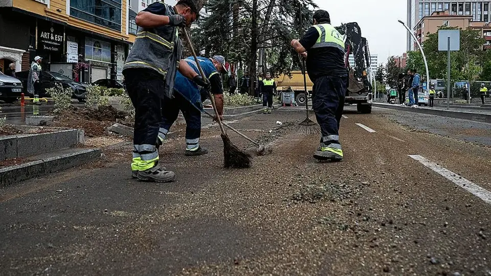 Ankara'da Şiddetli Rüzgar Nedeniyle İki Araç Hasar Gördü