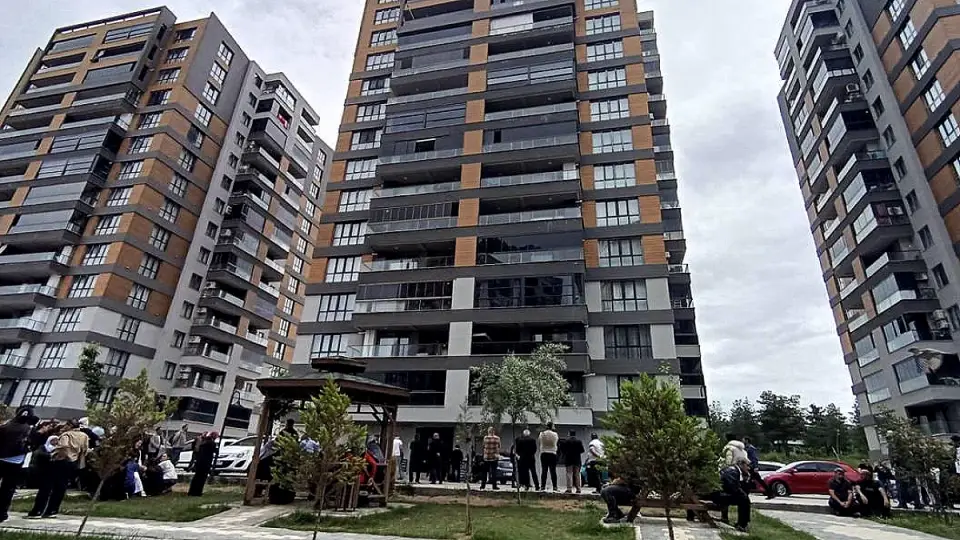Asansörde Mahsur Kalanları Kurtarmaya Çalışırken Boşluğa Düşerek Hayatını Kaybetti