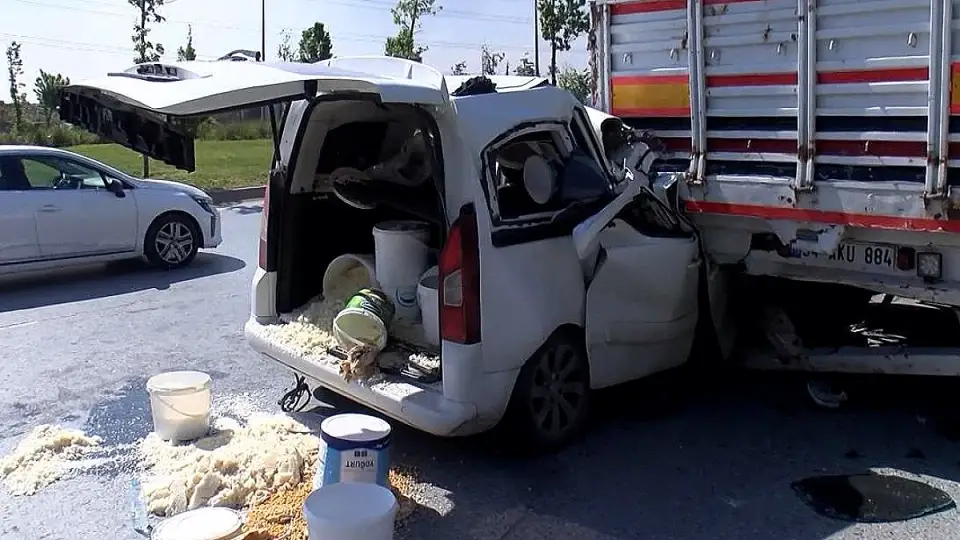 Başakşehir'de Kaza Tutanağı Sırasında Arkadan Çarpma: Bir Sürücü Araçta Sıkıştı