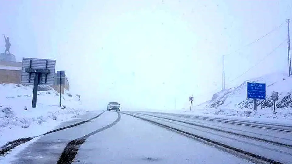 Bayburt'un Kop Dağı'na Mayıs Ortasında Kar Yağdı
