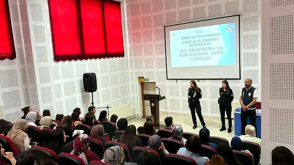 Emet MYO'da Kadına Yönelik Şiddetle Mücadele ve Dolandırıcılık Konferansı Düzenlendi