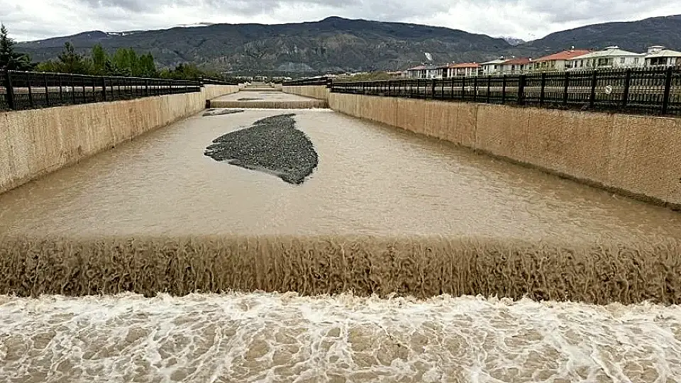 Erzincan'da Karasu Nehri Taştı: Tarım Arazileri Sular Altında Kaldı