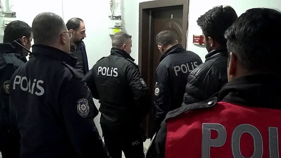 Erzurum'da 17 Yaşındaki Y.A.Y., Anneannesini Bıçakla Yaralayıp Rehin Aldı
