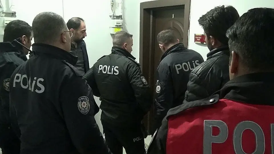 Erzurum'da 17 Yaşındaki Y.A.Y., Anneannesini Bıçaklayıp Rehin Aldı
