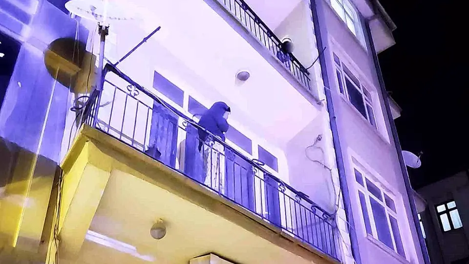 Eski Erkek Arkadaşı Evi Bastı, Kadın Balkondan Atladı