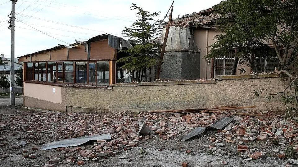 Eskişehir'de Yıldırım Caminin Minare Yıkılmasına Neden Oldu