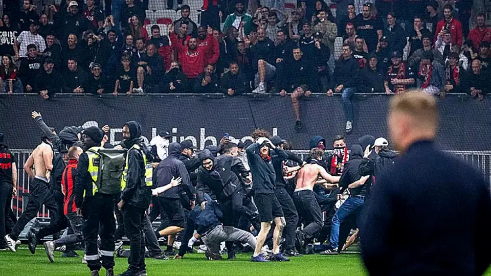 Fransa'da Futbol Sahaları Karıştı: Taraftarlar Sahayı İşgal Etti