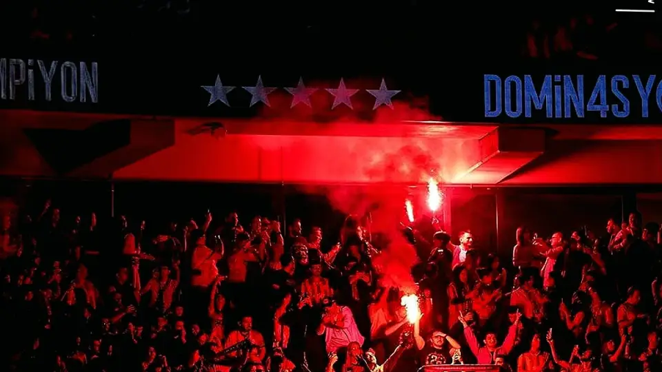 Galatasaray Şampiyonluğunu Taraftarıyla Kutluyor