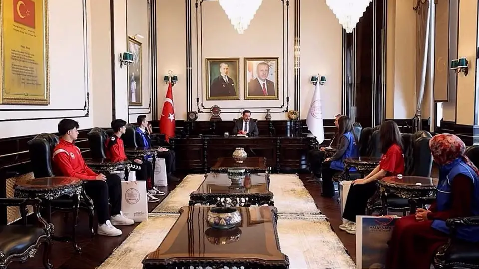 Hatay Valisi Masatlı, 19 Mayıs Nedeniyle Gençleri Makamında Kabul Etti
