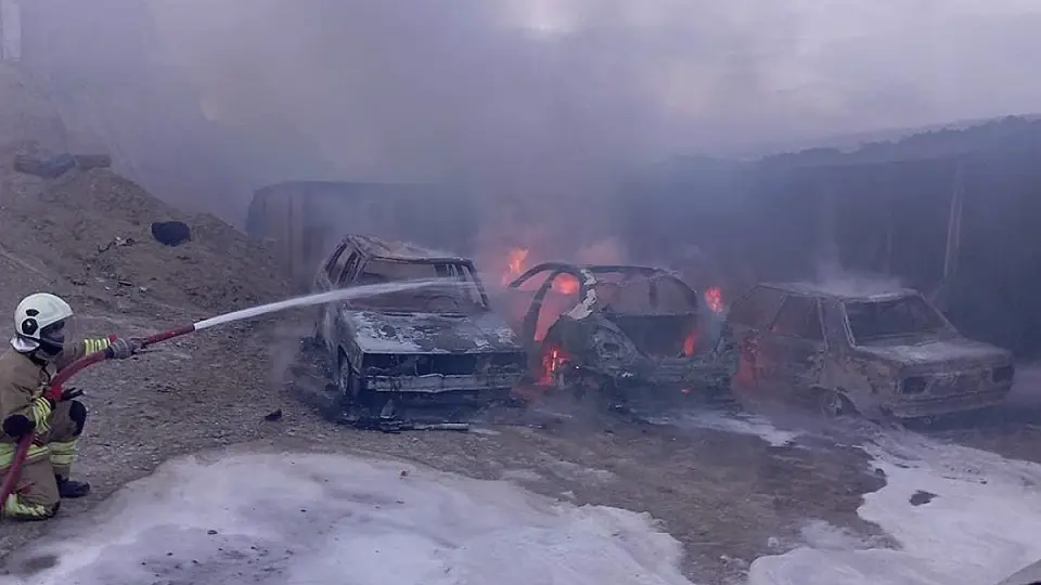 Hatay'da İşçi Konteynerlerinde Yangın: 8 Araç Kullanılamaz Hale Geldi
