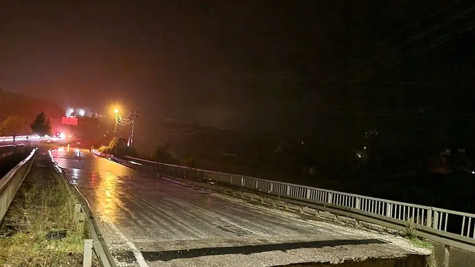 Hatay'da Sağanak: Samandağ'da Köprü Çöktü, Evler Sular Altında Kaldı
