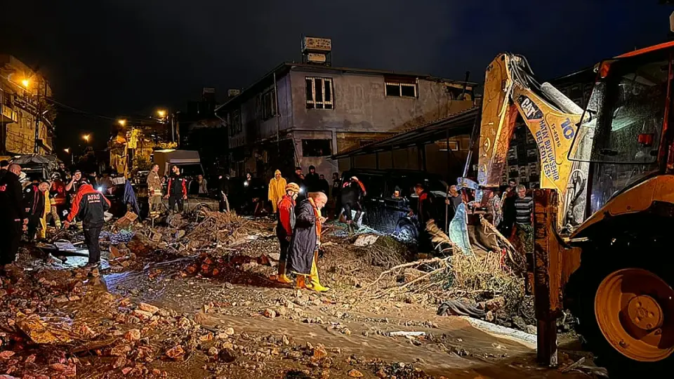 Hatay'da Sel Felaketi: 1 Kişi Hayatını Kaybetti, Ulaşım Aksadı