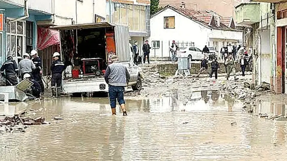 Havza'da Sel Felaketi: 12 Yaralı, Okullarda Eğitime Ara Verildi
