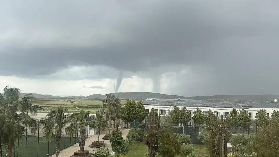 İzmir Menemen'de Hortum Paniği: Ani Hava Değişikliği Kaydedildi