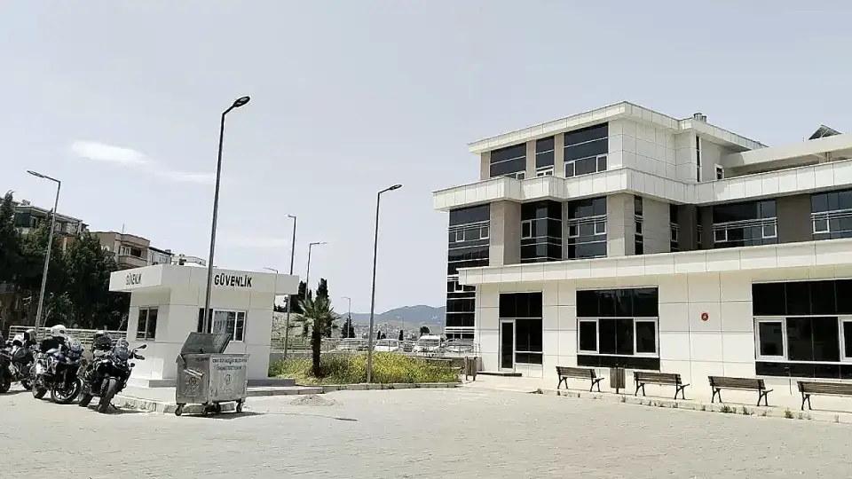 İzmir'de Şantiyede Yanmış Kadın Cesedi Bulundu, Bir Kişi Gözaltına Alındı