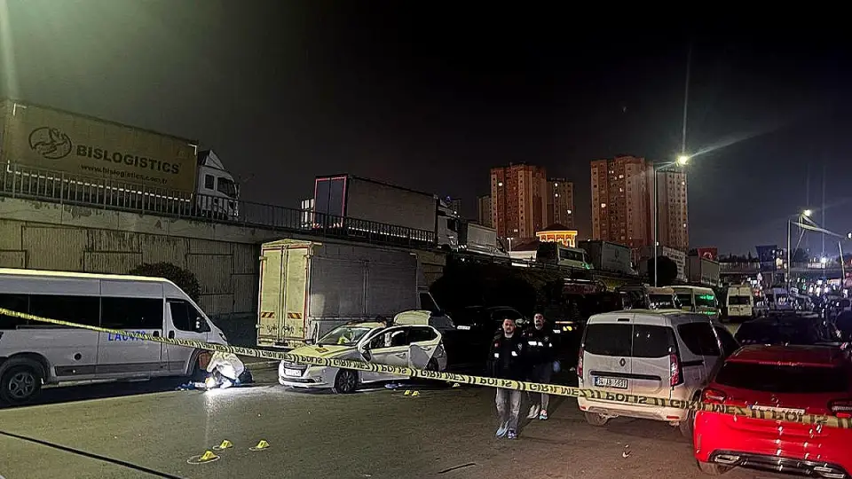 Küçükçekmece'de Dur İhtarına Uymayan Otomobil Kovalamacası: 1 Polis Memuru Yaralandı