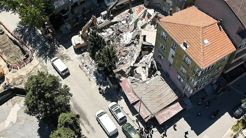 Küçükçekmece'de Yıkım Sırasında Bina Çöktü, Bitişik İş Yeri Zarar Gördü