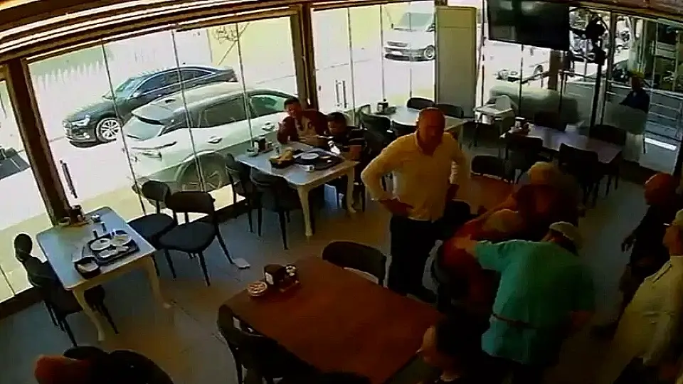 Kuşadası'nda Bir Turist, Heimlich Manevrası ile Kurtarıldı