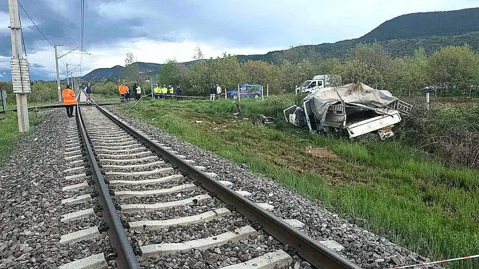 Kütahya'da Hemzemin Geçitte Tren Kamyonete Çarptı: 4 Yaralı