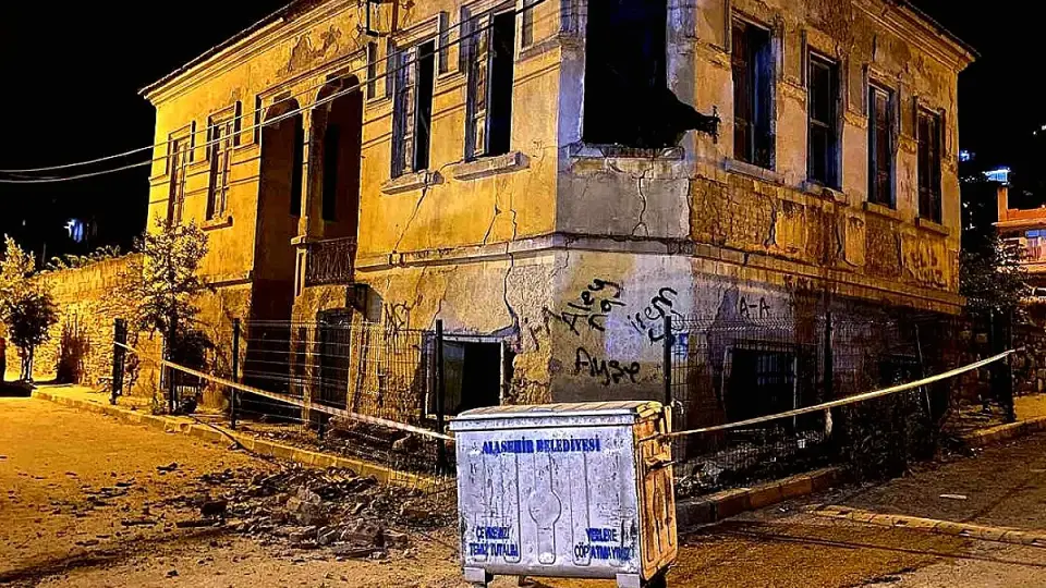 Manisa'da Tarihi Bina Çöktü, Park Halindeki Araç Hasar Gördü