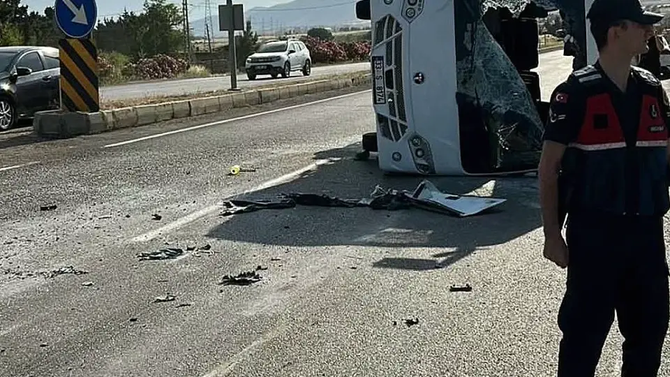 Mersin'de Öğrenci Servisi Devrildi: 17 Yaralı