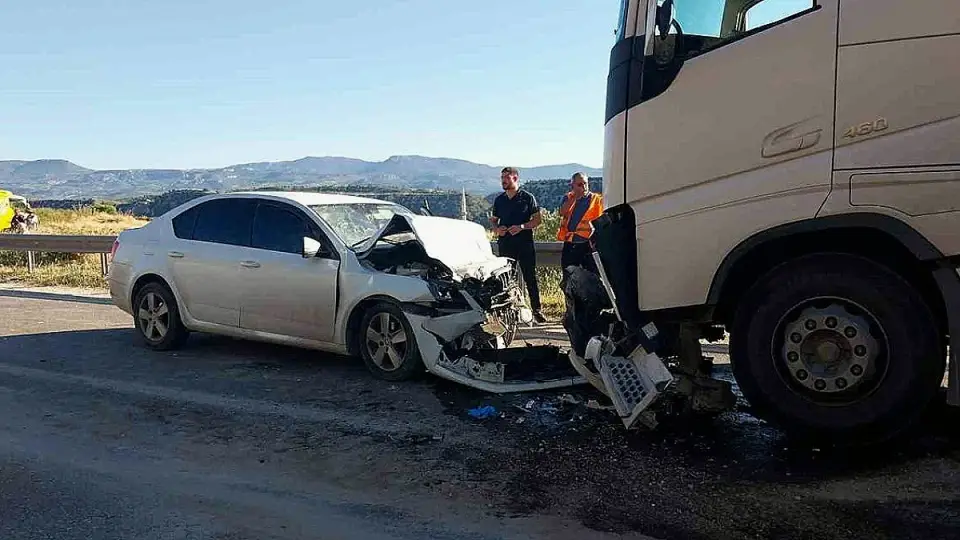 Mersin'de Trafik Kazası: Anne ve Kızı Hayatını Kaybetti, Baba Ağır Yaralandı