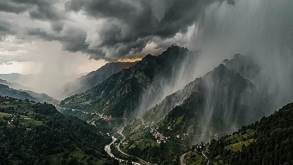 Orta ve Doğu Karadeniz'de Şiddetli Yağış Uyarısı: 10 İl İçin Sarı Kodlu Alarm