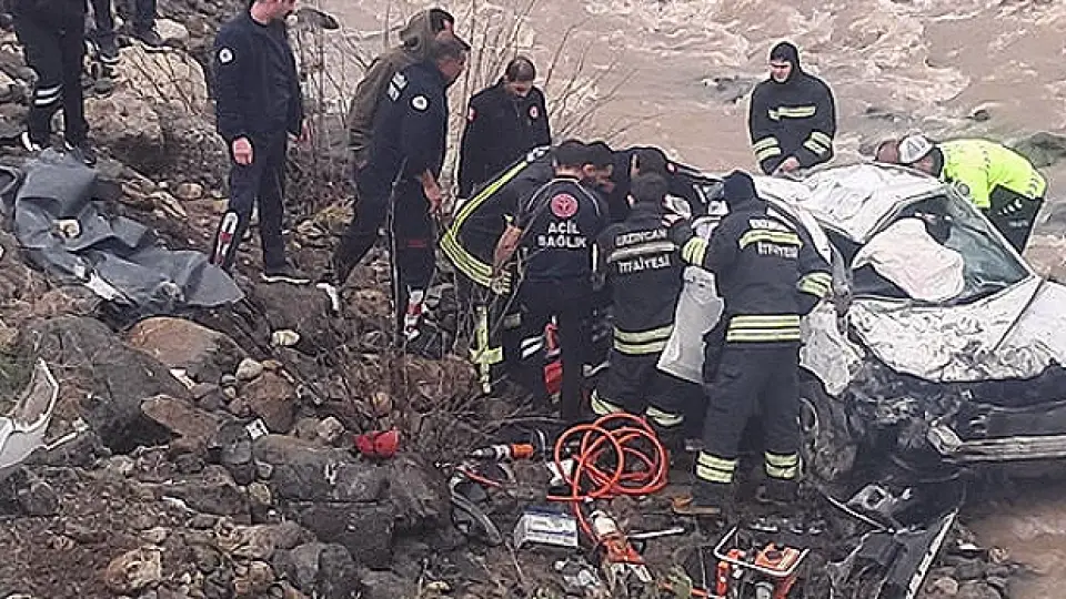 Otomobil Dereye Yuvarlandı: 2 Kişi Hayatını Kaybetti, 1 Kişi Yaralandı