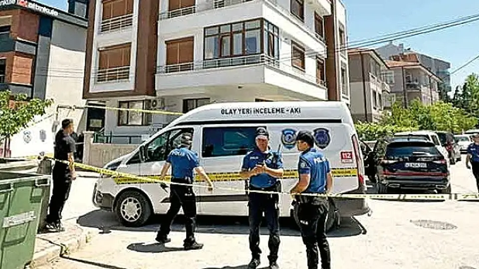 Parkta Kanlar İçinde Bulunan Şüpheli, Ailesini Öldürdüğünü İtiraf Etti