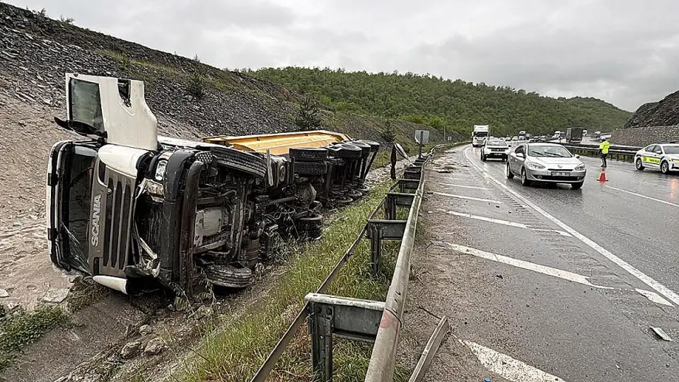 Samsun'da Trafik Kazası: 2 TIR Çarpıştı, 2 Kişi Yaralandı
