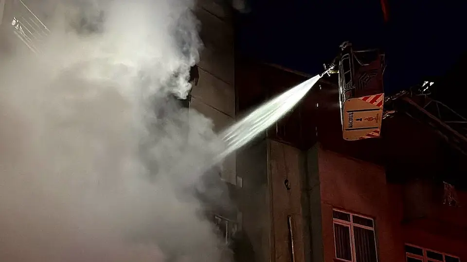Şişli'de İş Yerinde Çıkan Motosiklet Yangını Binayı Sardı