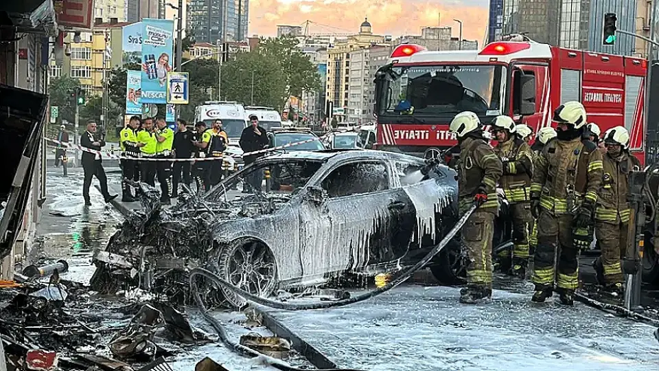 Şişli'de İş Yerine Giren Otomobil Yangın Çıkardı: 2 Yaralı