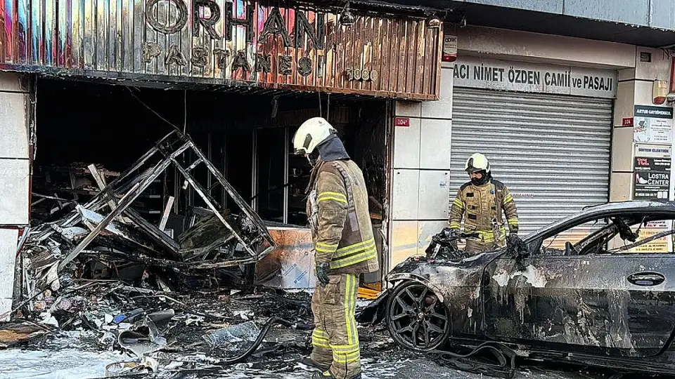 Şişli'de otomobil iş yerine çarptı: 2 yaralı, yangın çıktı