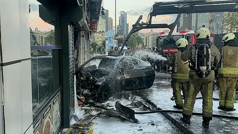 Şişli'de Otomobil İş Yerine Girdi: 2 Yaralı