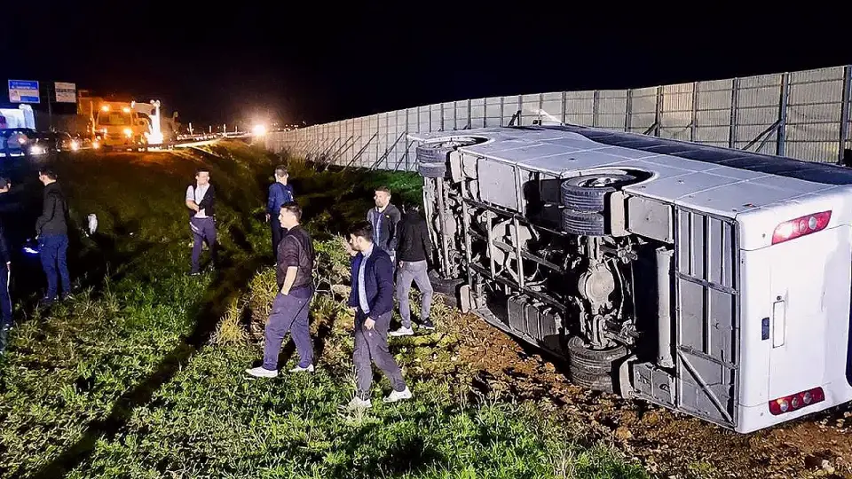 Taraftarları Taşıyan Midibüs Devrildi: 25 Yaralı