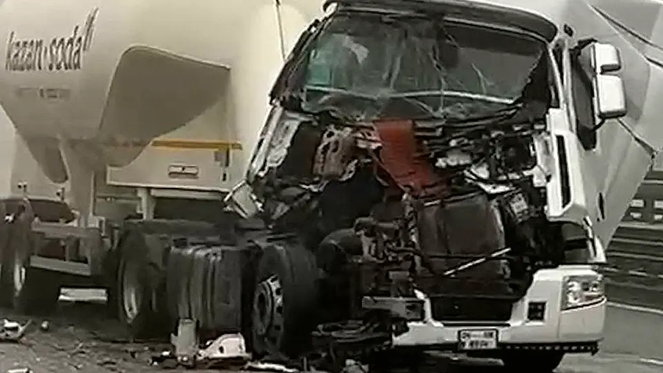 TEM Otoyolu'nda Zincirleme Kaza: Tır Sürücüsü Hurdaya Dönen Araçtan Burnu Kanamaadan Kurtuldu