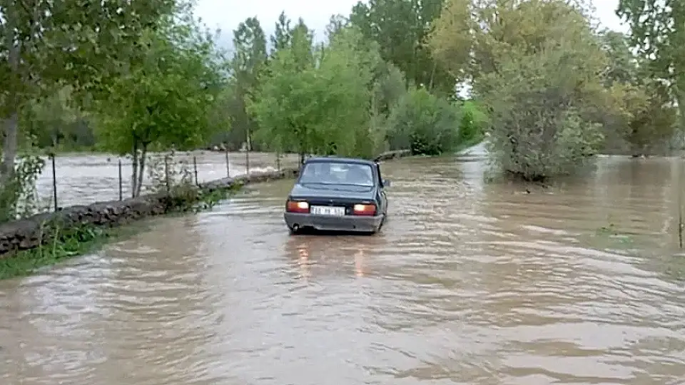 Tokat'ta Çekerek Irmağı Taştı: Köylerde Ulaşım ve Tarım Durdu