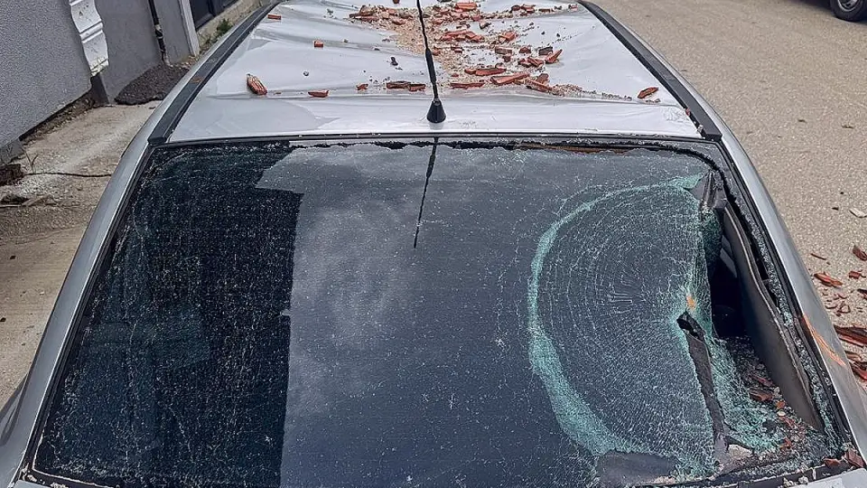 Uşak'ta Fırtına: Çatılar Uçtu, Araçlar Hasar Gördü