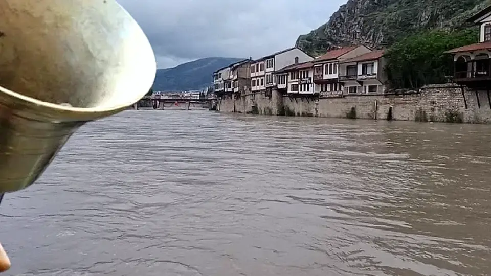 Yeşilırmak'ta Sel ve Taşkın Tehlikesi: Tokat ve Amasya'da Okullar Tatil Edildi